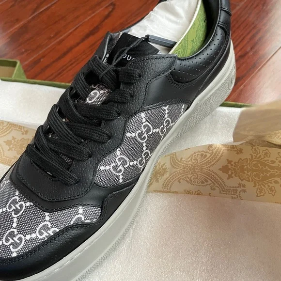 Gucci Men's Black and White Logo Sneakers - Picture 4 of 7